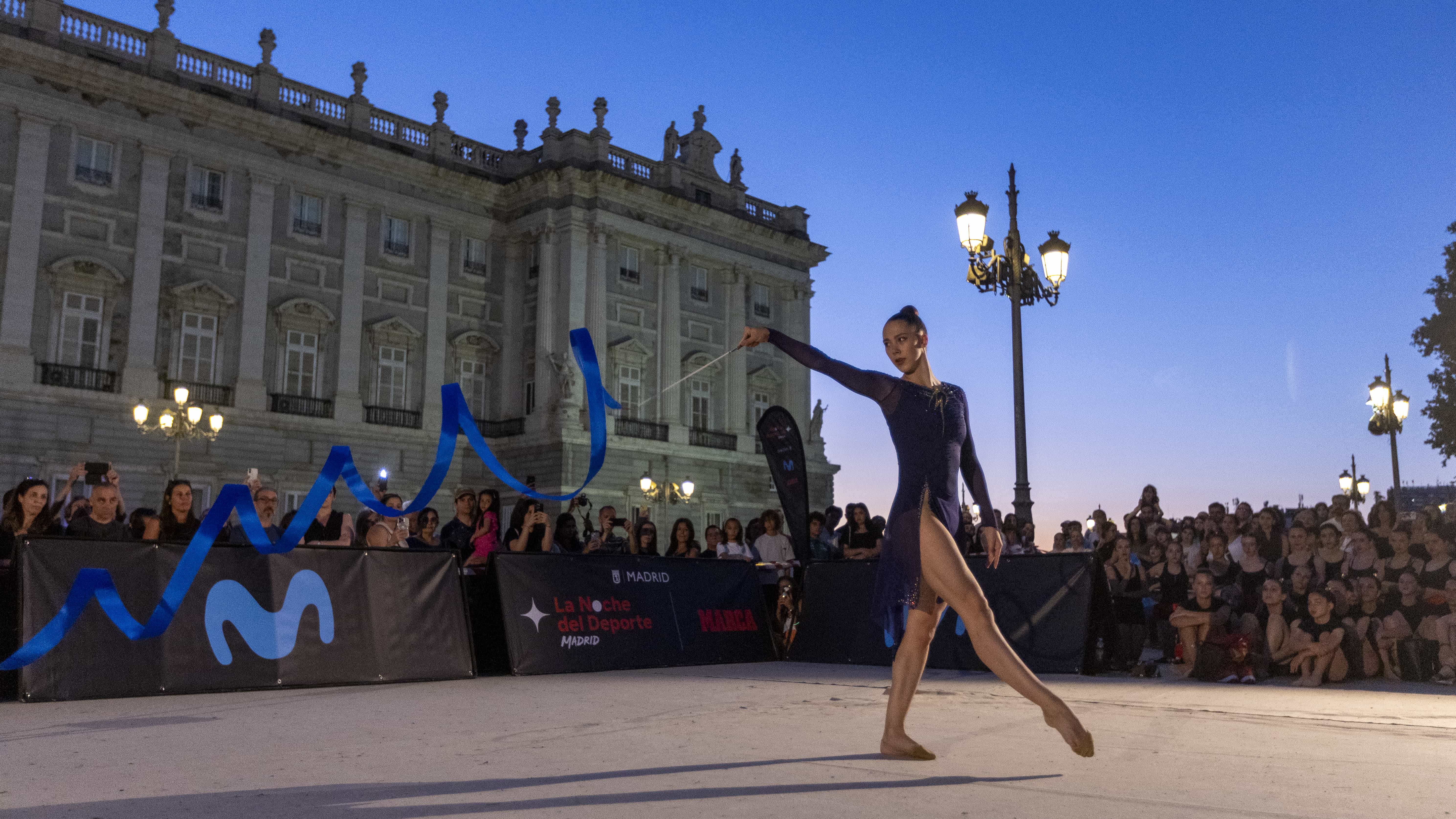 Exhibición de gimnasia rítmica en la Plaza de Oriente